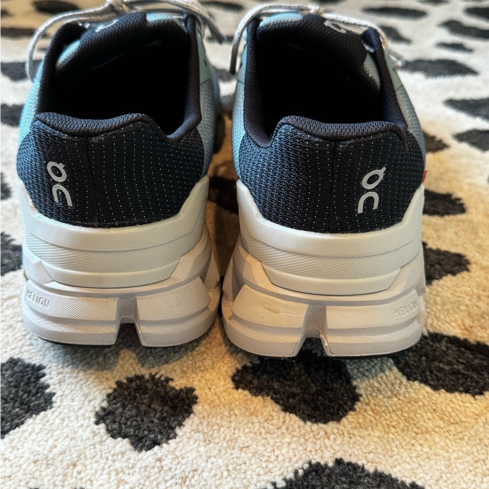 On Cloudflyer Waterproof Running Shoe Size Mens 10.5 in Sea Glacier. Like New - Picture 9 of 11